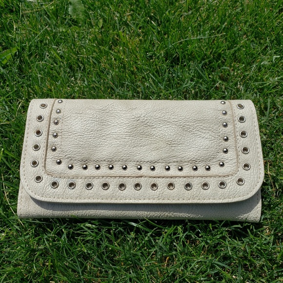 Trenditions LLC. Handbags - Trenditions LLC Wallet.